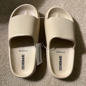 CUSHIONAIRE Women's Feather cloud recovery slides